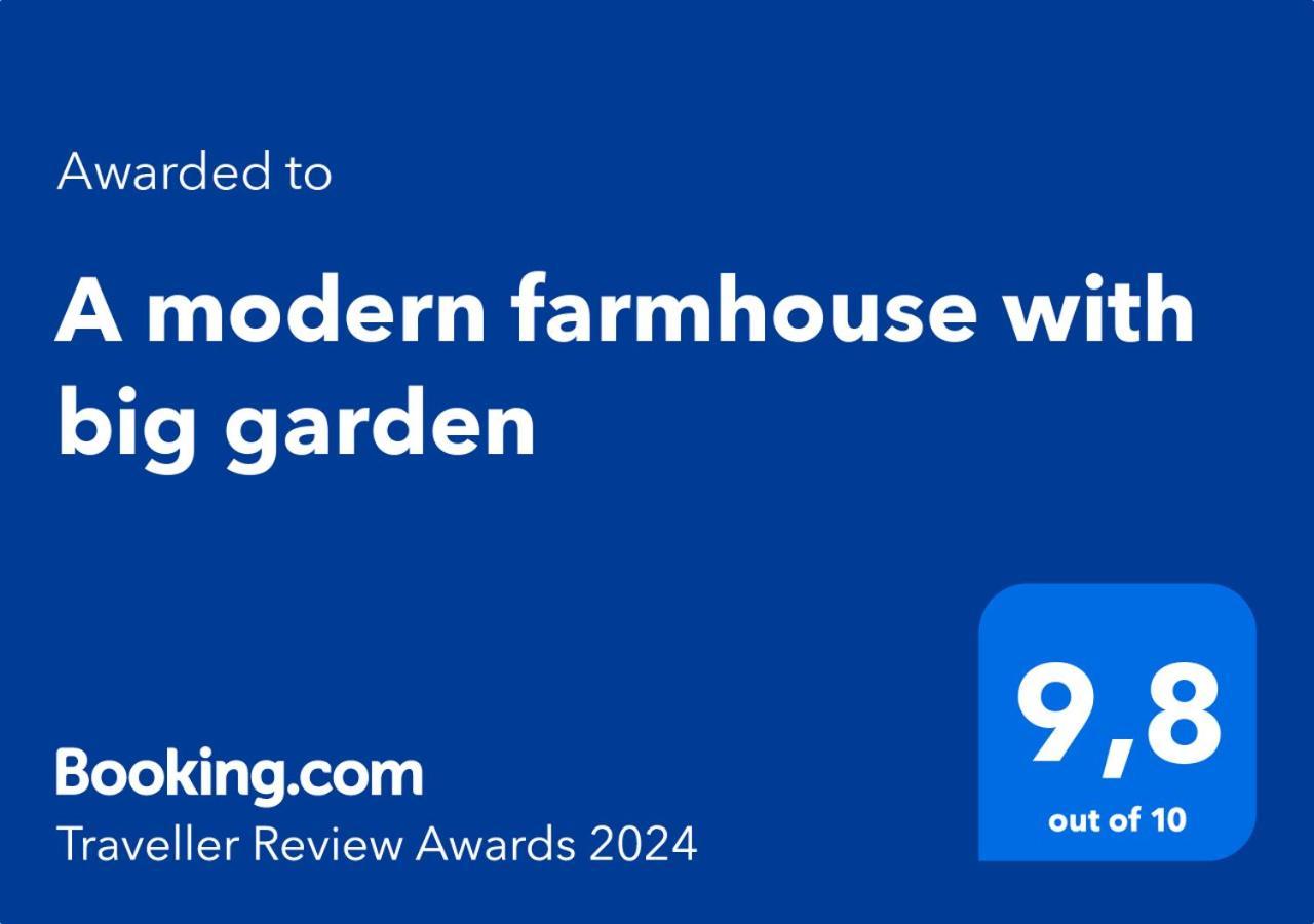 A Modern Farmhouse With Big Garden Trápeza Exteriér fotografie